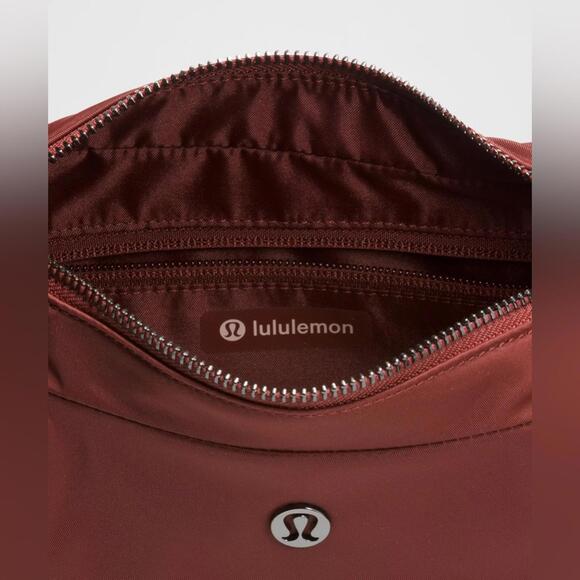🆕🤎 Lululemon City Essentials Shoulder Bag 4L - Rockwood - Picture 2 of 3